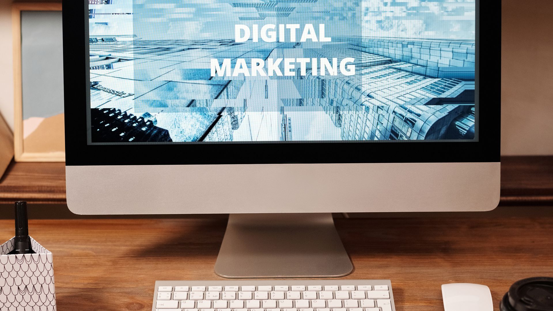 Examen professionnel de la stratégie de marketing numérique et d'IA sur un écran d'ordinateur